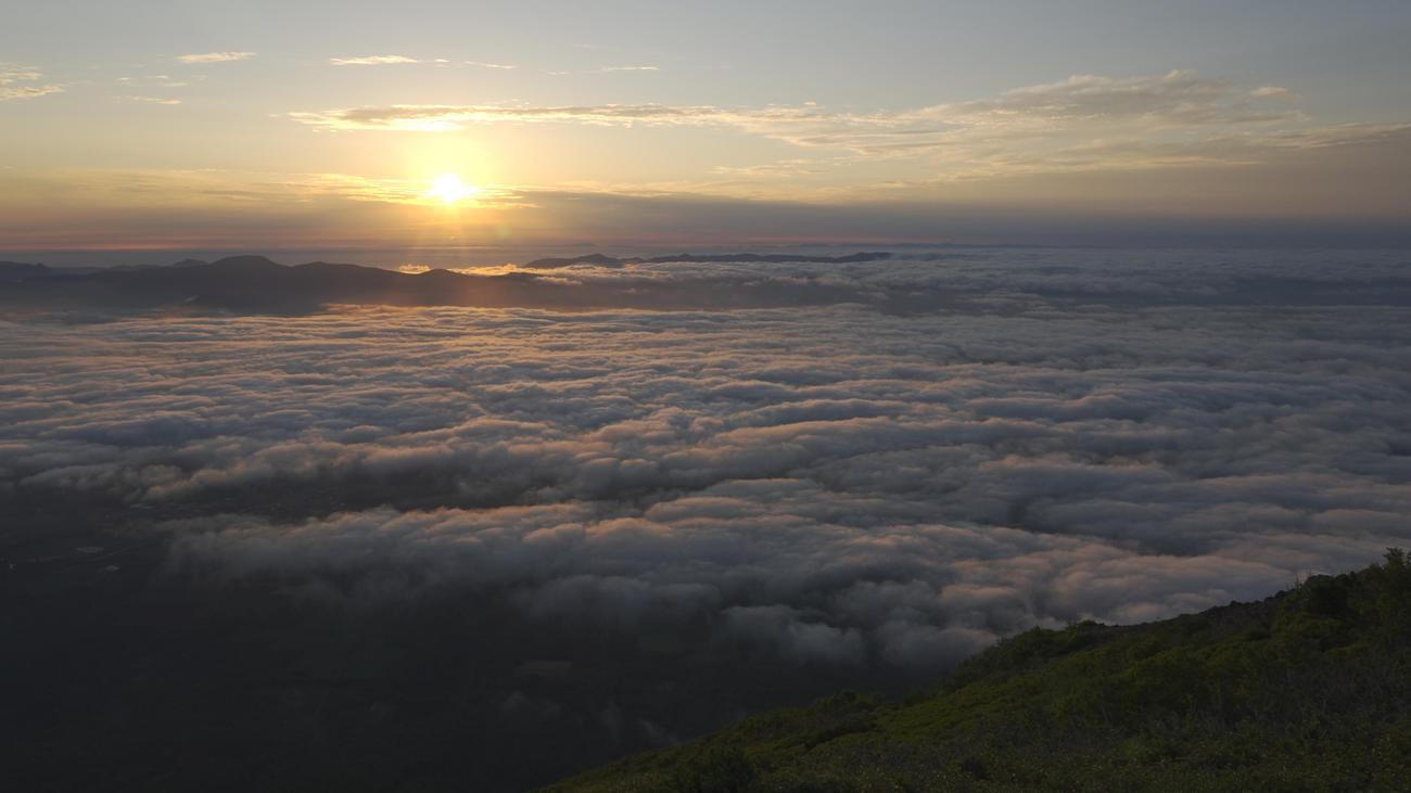 8月上旬、羊蹄山（1898m)の山頂から日の出を撮影す