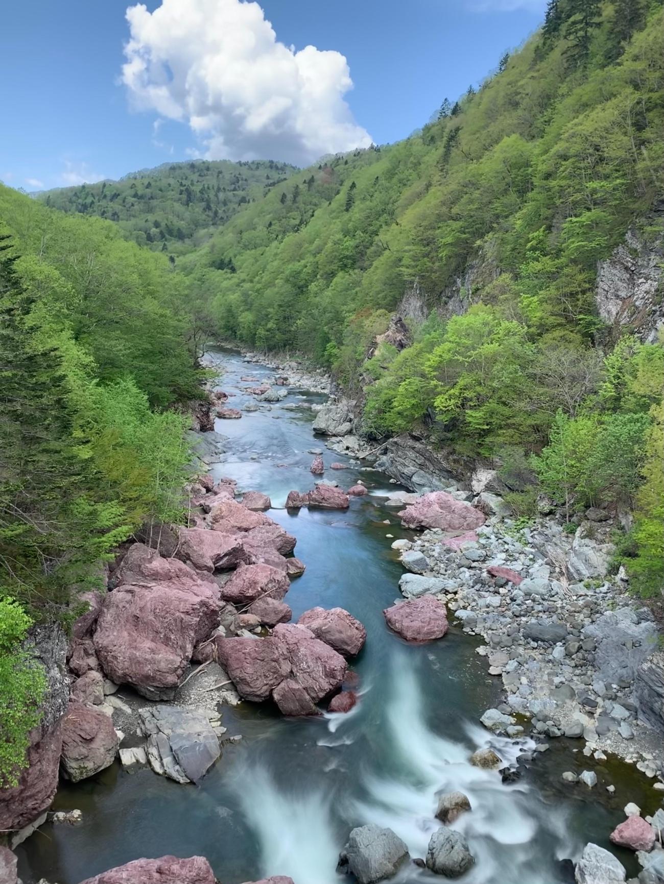 北海道のほぼ中央、占冠村にある赤岩青巌峡。その一角にあ